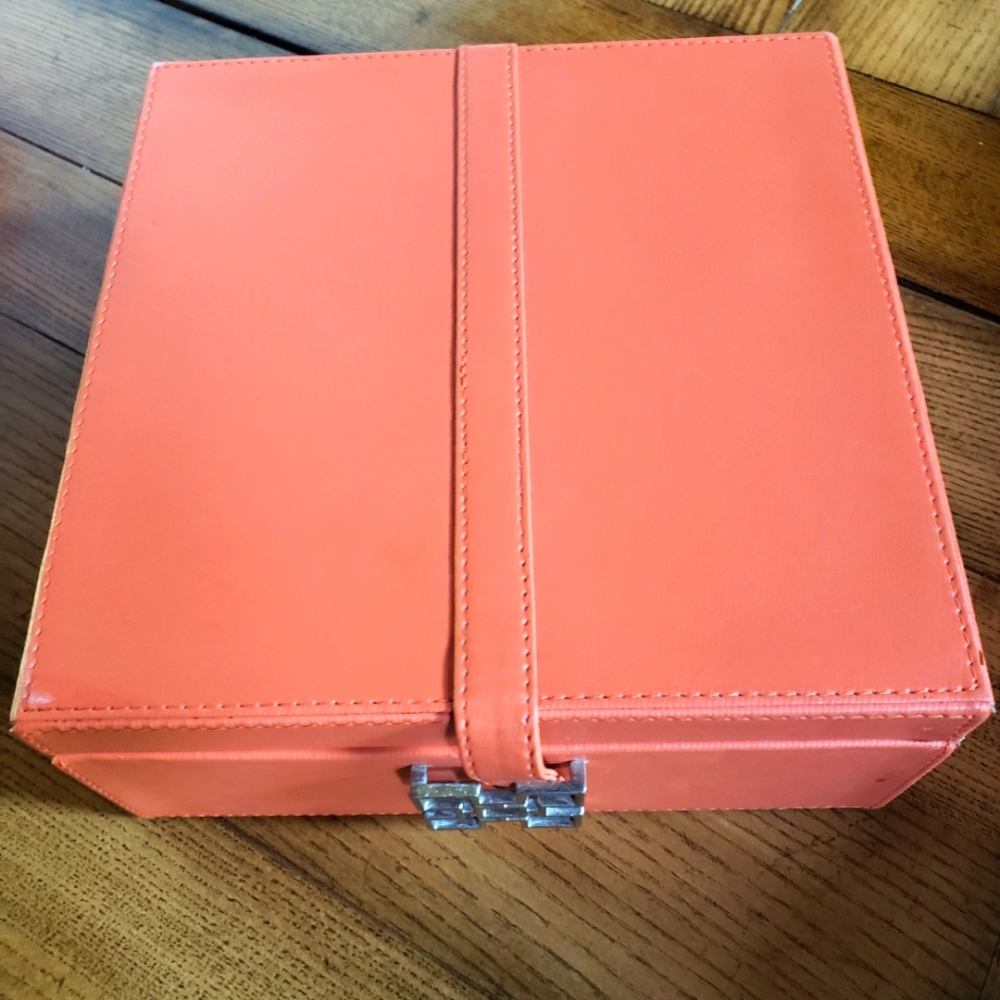 Leather jewelry case